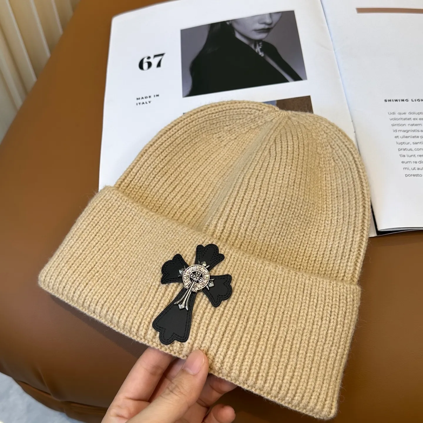 P46 🤍Chrome hearts new autumn and winter cross knitted hat🧶 One of the must-have hats in autumn and winter~ It really looks good on whoever wears it~, it is also a perfect match in black and white and gray in autumn~